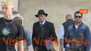 Il “sosia” di Berlusconi si aggira fuori dal Quirinale dopo consultazioni per Governo, le immagini