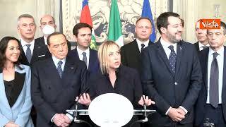Lo sguardo tra Salvini e Berlusconi quando Meloni dice di essere stata indicata per formare Governo