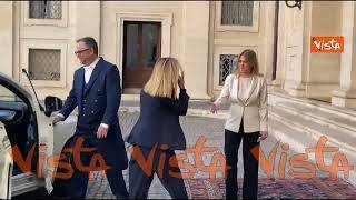 Meloni arriva al Quirinale in mano un quaderno blu