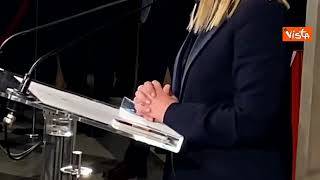 L'emozione nelle mani di Giorgia Meloni mentre legge la lista dei Ministri