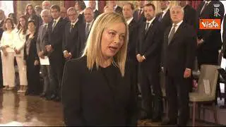 Meloni giura in tailleur nero, la formula recitata a memoria