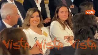 Il look di Casellati per il Giuramento, in total white con una grande spilla dorata sulla giacca