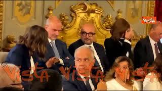 Governo Meloni, i ministri tengono in mano il foglio con la formula del giuramento