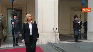 Giorgia Meloni emozionata si guarda intorno durante il picchetto d'onore per sapere dove andare