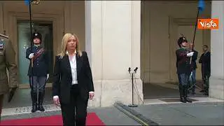 Giorgia Meloni emozionata si guarda intorno durante il picchetto d'onore per sapere dove andare