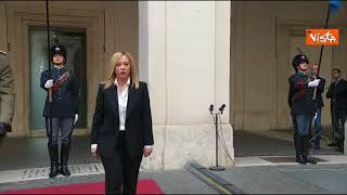 Meloni entra a Palazzo Chigi accolta dal picchetto d'onore