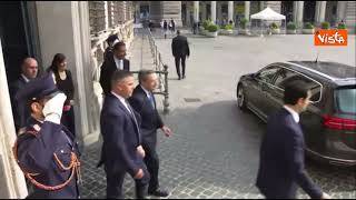 Applausi dalle finestre di Palazzo Chigi per il Presidente uscente Draghi