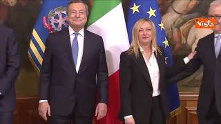 Cambio di scarpe per Giorgia Meloni, décolleté con tacco basso per lo scambio della campanella