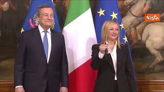 La Presidente Giorgia Meloni suona la campanella ricevuta da Draghi