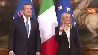 La Presidente Giorgia Meloni suona la campanella ricevuta da Draghi