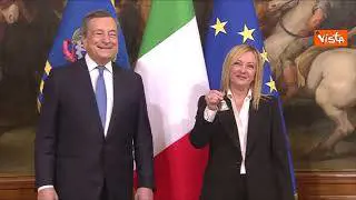 Passaggio campanella Draghi-Meloni, si insedia la prima Presidente donna