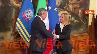 Giorgia Meloni alza i pollici al termine della cerimonia della campanella a Palazzo Chigi