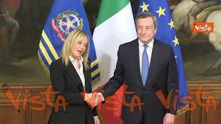 La stretta di mano tra Meloni e Draghi prima del colloquio a Palazzo Chigi, ecco le immagini