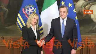 La stretta di mano tra Meloni e Draghi prima del colloquio a Palazzo Chigi, ecco le immagini