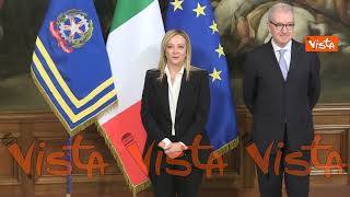 Meloni “calma” fotografi e operatori durante foto e riprese nella Sala dei Galeoni di Palazzo Chigi