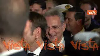 Macron passeggia per le vie di Trastevere circondato da guardie del corpo e spettatori