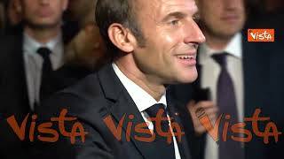 Macron riceve l’applauso della folla uscendo dalla Chiesa di Sant’Egidio  a Roma