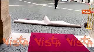 Scambio campanella, via tappeti e bandiere a Palazzo Chigi al termine della cerimonia