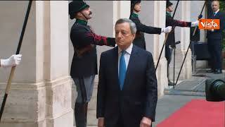 La portavoce di Draghi Ansuini applaude alla finestra l'ex Presidente del Consiglio che lascia Chigi