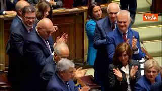 Meloni emozionata dopo discorso alla Camera, il coro "Giorgia, Giorgia" e l'abbraccio di Salvini