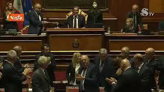 Meloni al Senato per il voto di fiducia, ecco gli applausi al suo arrivo in Aula