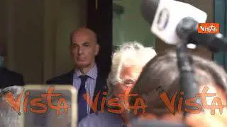 Grillo lascia la riunione del M5s e scherza con i giornalisti: “Interviste solo in abbonamento”