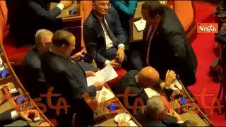 Berlusconi interviene al Senato e Gasparri (seduto a fianco) si scatta selfie col Presidente di FI