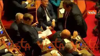 Berlusconi interviene al Senato e Gasparri (seduto a fianco) si scatta selfie col Presidente di FI