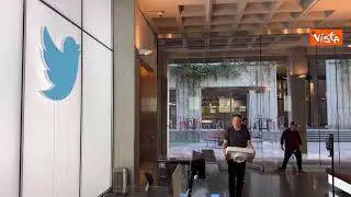 Elon Musk entra nella sede di Twitter portando un lavandino