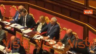 Bicchiere d'acqua per Meloni durante l'intervento al Senato