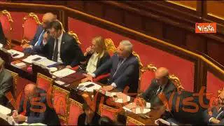 Bicchiere d'acqua per Meloni durante l'intervento al Senato