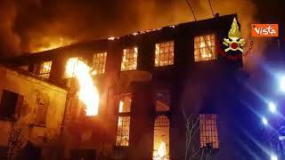 Incendio in un casolare abbandonato a Erba, le immagini