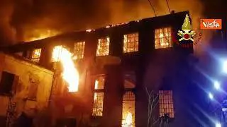 Incendio in un casolare abbandonato a Erba, le immagini
