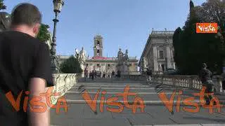 I turisti si godono l’”Ottobrata Romana”, le immagini da Piazza di Spagna all’Altare della Patria