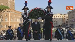 L'omaggio del Ministro Crosetto al Milite ignoto, si inginocchia all'Altare della Patria