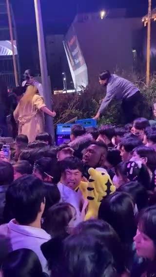 Le immagini impressionanti della calca al party in Corea del Sud