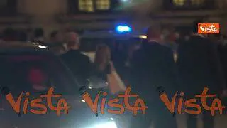 “Giorgia! Giorgia!”, la folla saluta il Presidente Meloni che esce a piedi da Palazzo Chigi