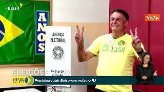 Elezioni Brasile, il Presidente uscente Bolsonaro al seggio per votare