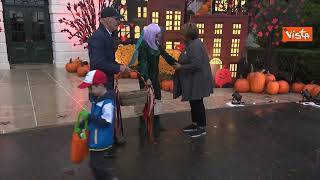 Biden e la First Lady regalano dolcetti ai bambini per Halloween