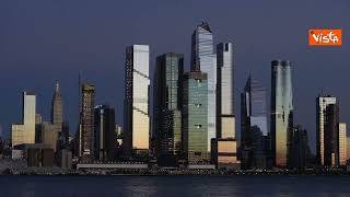 Il tramonto sui grattacieli di New York visto dall'Hudson