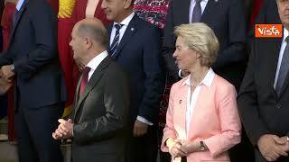 Summit Ue sui Balcani occidentali a Berlino, la foto di gruppo con von der Leyen e Michel
