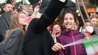 Meloni acclamata dai bambini all'Altare della Patria scatta un selfie con loro