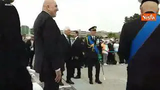 Mattarella e Crosetto applaudono i bambini che cantano l'Inno di Mameli a Bari