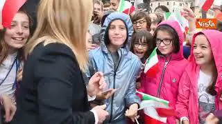 Meloni all'Altare della Patria per il 4 novembre dopo la cerimonia va via a piedi tra gli applausi