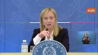Conferenza stampa Meloni, la premier sbaglia e scherza: "Ormai impazzisco con i numeri"