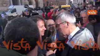 Il saluto tra Conte e Landini alla manifestazione per la pace di Roma