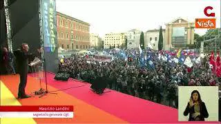 La provocazione di Landini sul palco di piazza San Giovanni: "Siamo più di 50, ma qui per la pace"