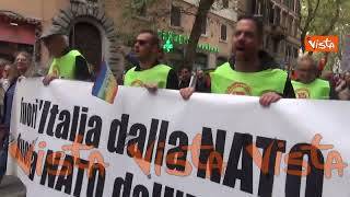 Manifestazione per la pace di Roma, gruppo di ragazzi canta Bella Ciao in tedesco