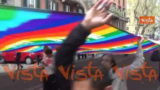 La maxi bandiera della pace alla manifestazione di Roma