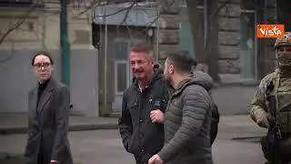 Sean Penn a Kiev regala il suo Oscar a Zelensky